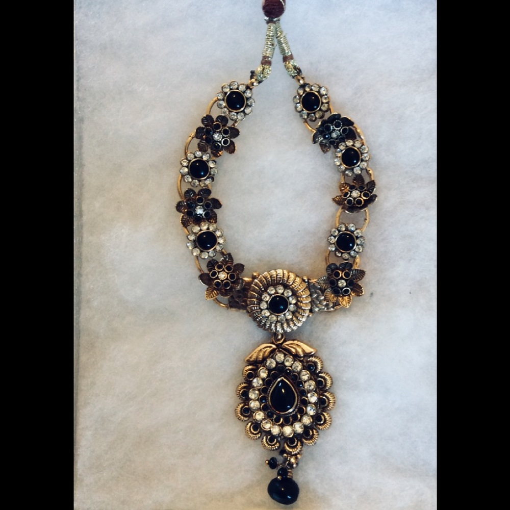 Kundan adjustable necklace.